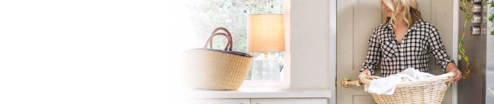 Entry with Navis paddle - woman carrying basket pushes lever to open